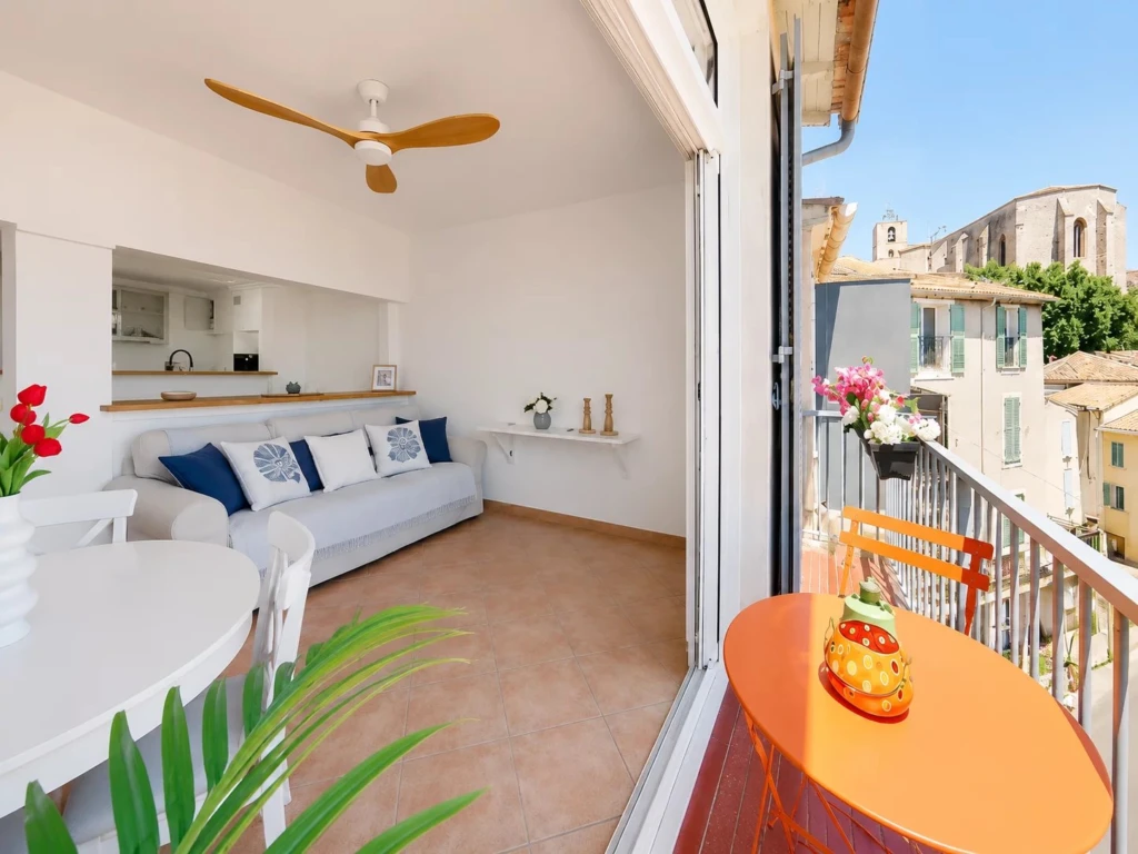 Séjour lumineux avec accès au balcon