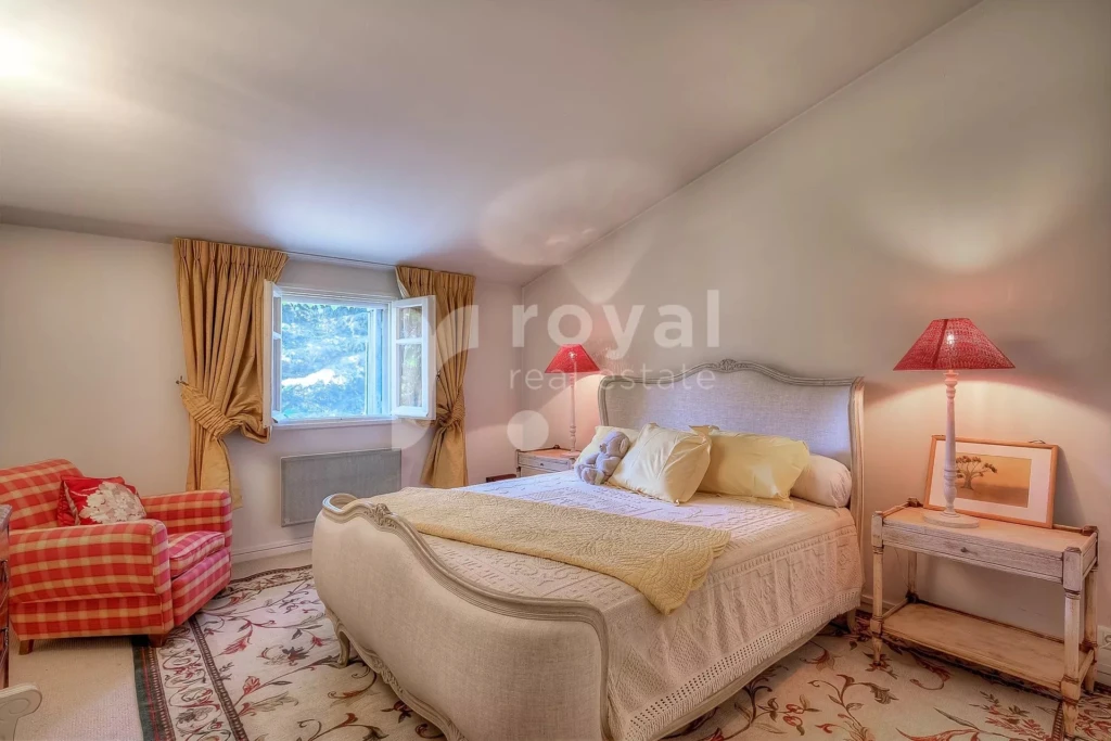Chambre d’invités avec rangements intégrés et décoration soignée