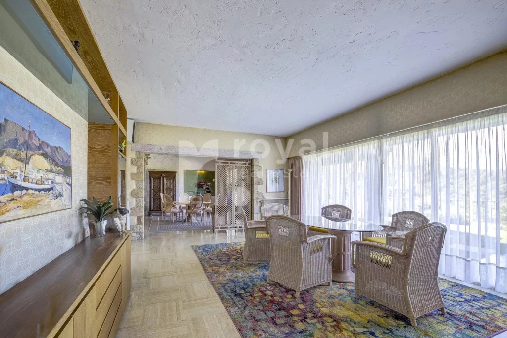 Salle à manger lumineuse dans une grande villa