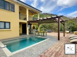 Belle maison avec piscine et espace extérieur agréable.