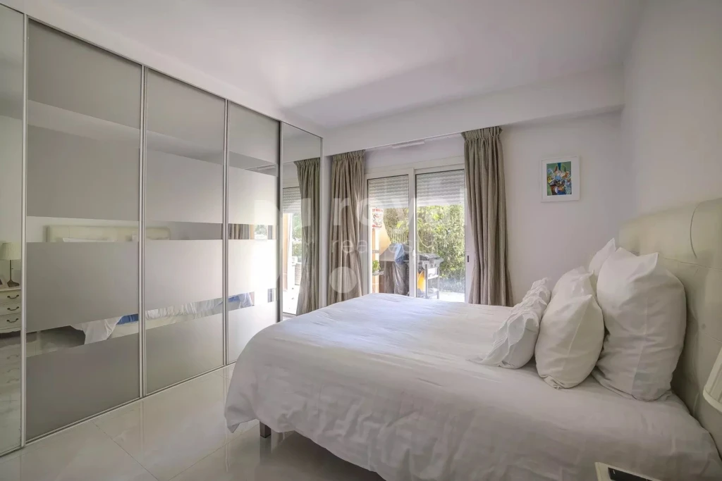 Chambre élégante et lumineuse d’une grande villa contemporaine moderne