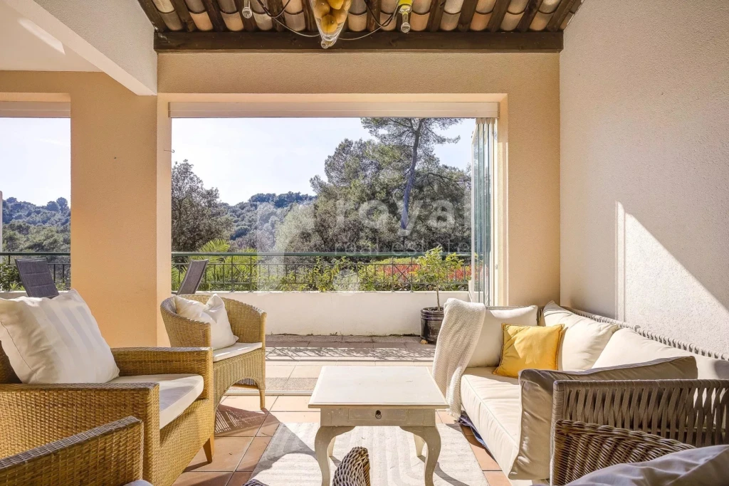 Terrasse ensoleillée d'une villa au calme à Mougins