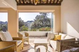 Terrasse ensoleillée d'une villa au calme à Mougins