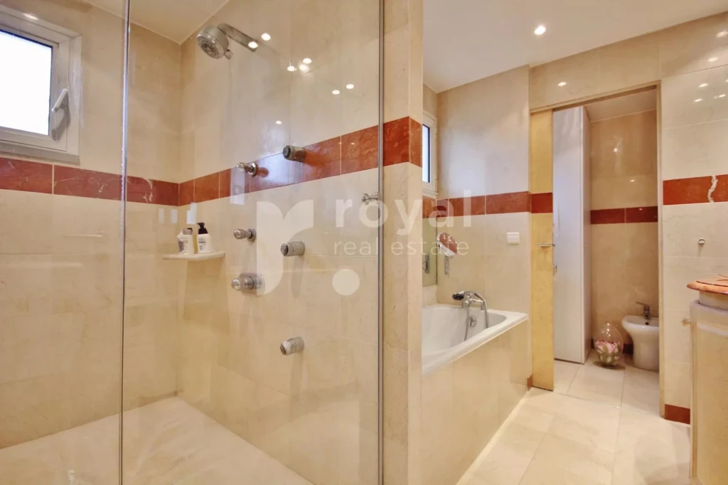 Salle de bains avec une douche italienne – Royal Mougins Golf