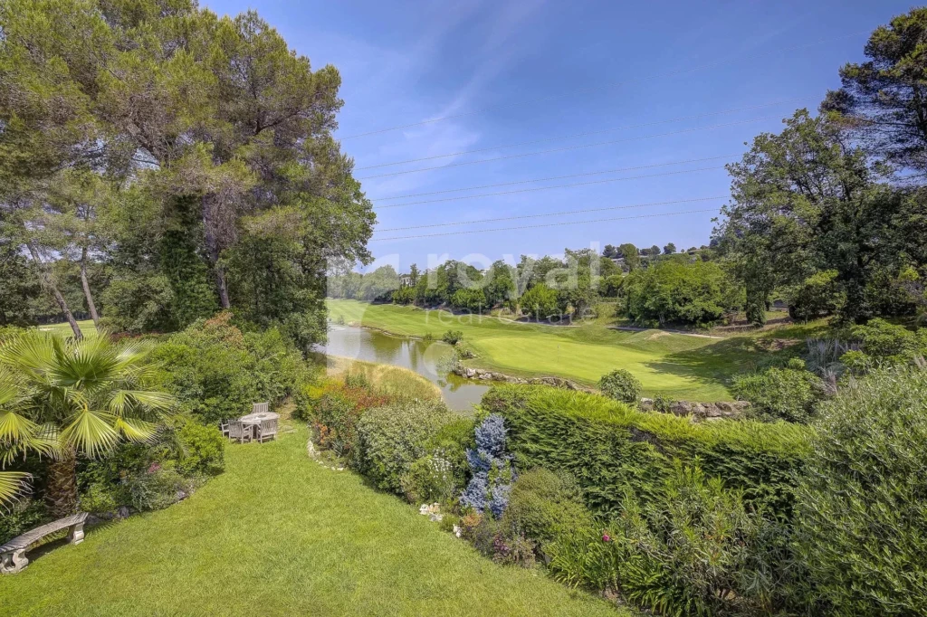 Villa rénovée de prestige avec vue imprenable sur le Mougins Golf Resort