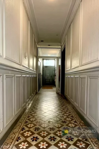 Couloir spacieux, murs élégants et un sol en Carreaux de ciment anciens decoratifs, d'une coproprieté des année 30  sur Levallois.