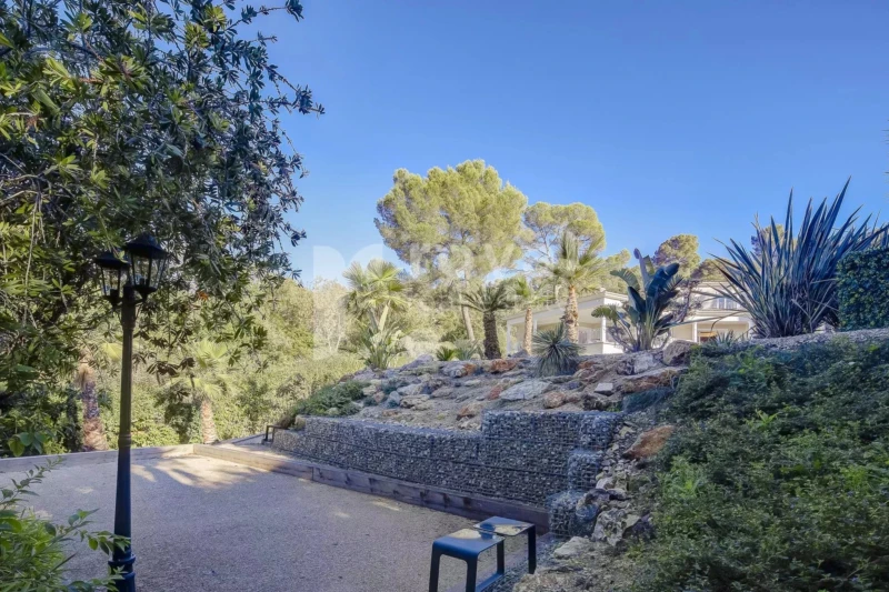 Espace loisirs avec terrain de pétanque dans domaine sécurisé