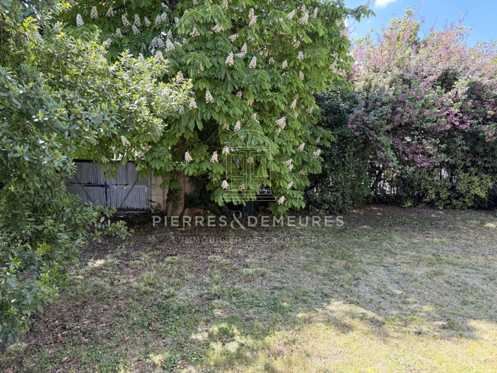 MAISON DE CARACTÈRE A VENDRE A LA CHAPELLE-SAINT-URSIN - MAISON DE VILLE AVEC JARDIN - MAISON FAMILIALE - PARQUETS - CHEMINÉES - GARAGE - CAVE