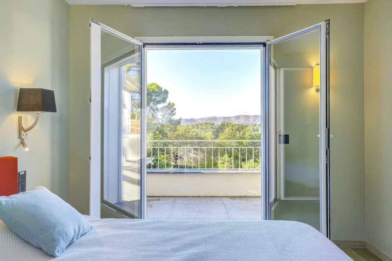 Terrasse ensoleillée d’une villa haut de gamme en domaine sécurisé