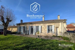 Charmante maison en pierre avec jardin spacieux et belle façade traditionnelle.