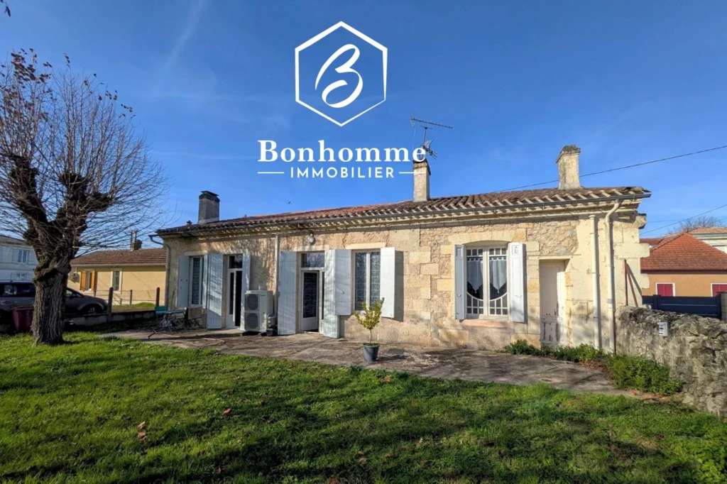 Charmante maison en pierre avec jardin spacieux et belle façade traditionnelle.