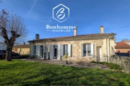 Charmante maison en pierre avec jardin spacieux et belle façade traditionnelle.