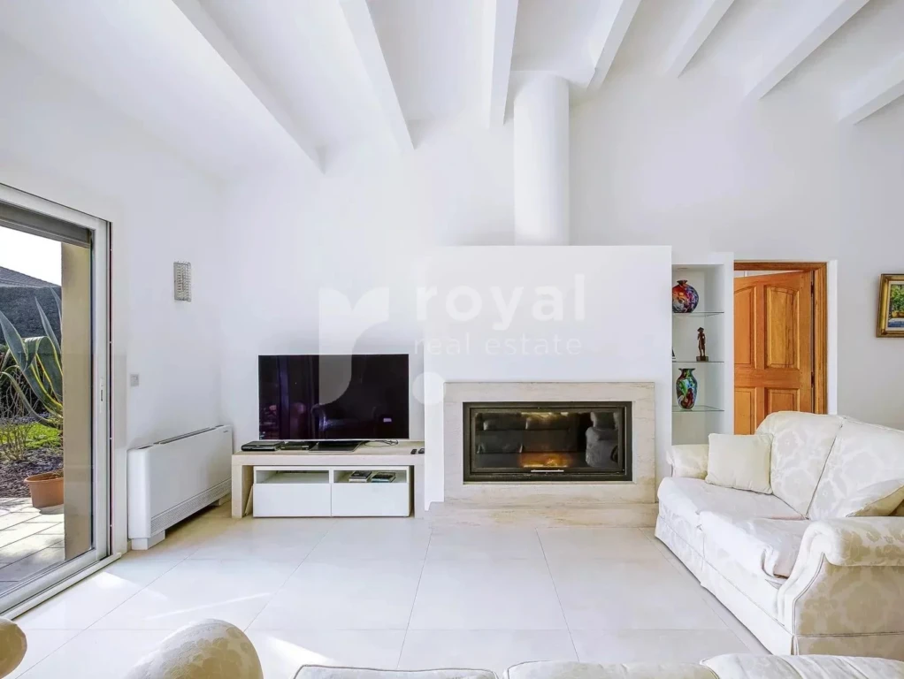 Salon spacieux avec baies vitrées – villa de luxe à Mougins