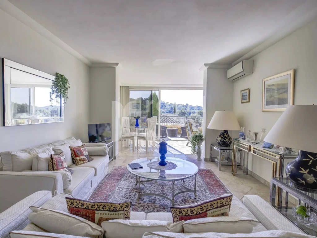 Salon lumineux avec vue golf dans un domaine sécurisé à Mougins