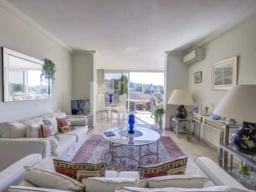 Salon lumineux avec vue golf dans un domaine sécurisé à Mougins
