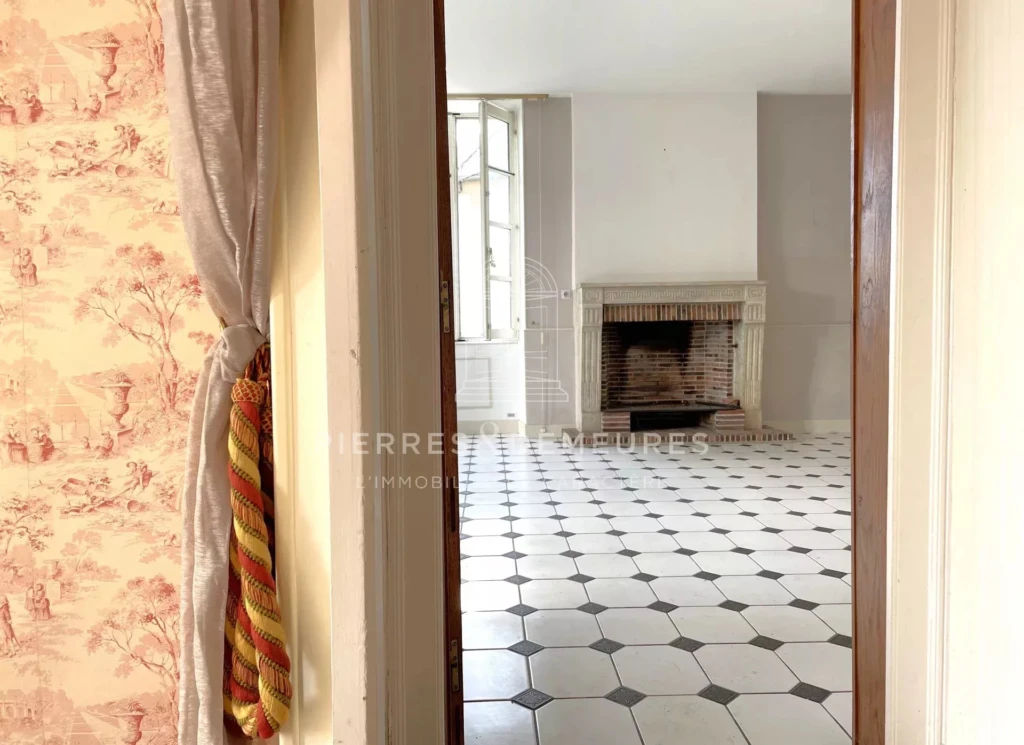 cheminée en pierre, tomettes