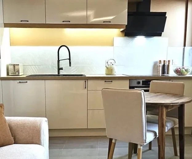 Cuisine premium entièrement équipée : électroménager neuf sous garantie pour une gestion sereine.