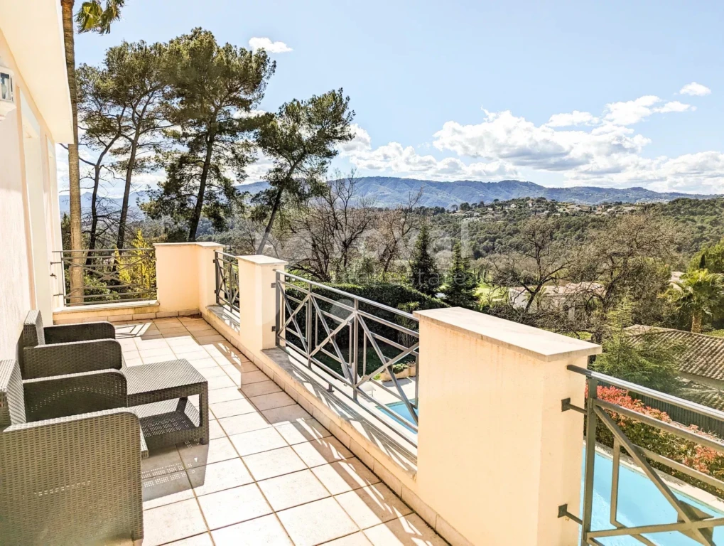 Terrasse ensoleillée offrant un panorama dégagé sur la verdure du golf de Mougins