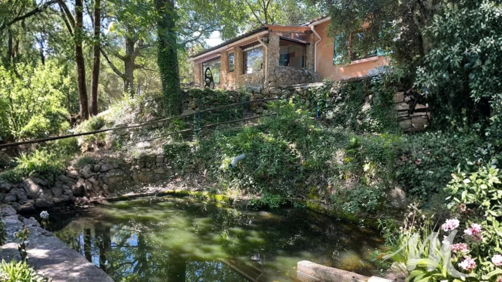 Bastidon en pierre à vendre à Barjols sur 2,3 hectares de terrain Barjols 83670 - Provence, Var