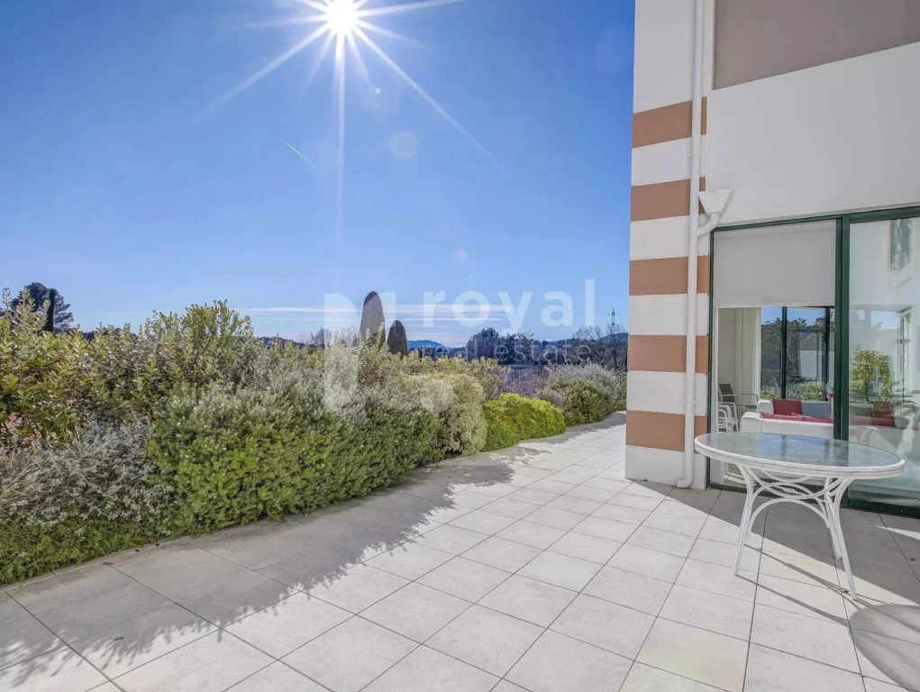 Grande terrasse ensoleillée avec vue golf – Appartement Royal Mougins Golf