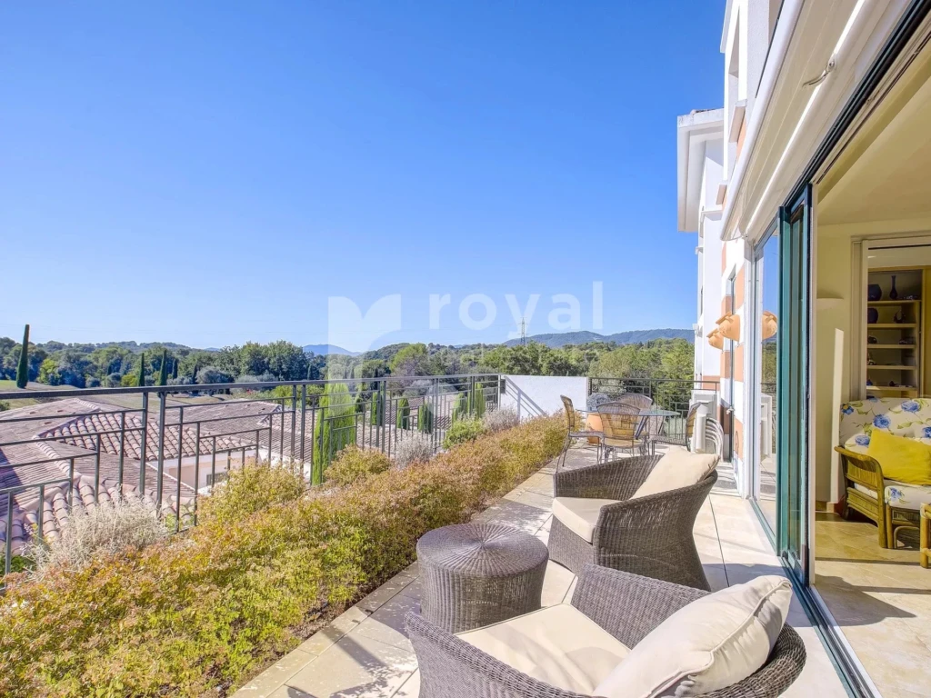 Grande terrasse avec vue dégagée sur le golf de Mougins