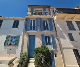 Façade de maison de village au cœur du centre historique de Hyères