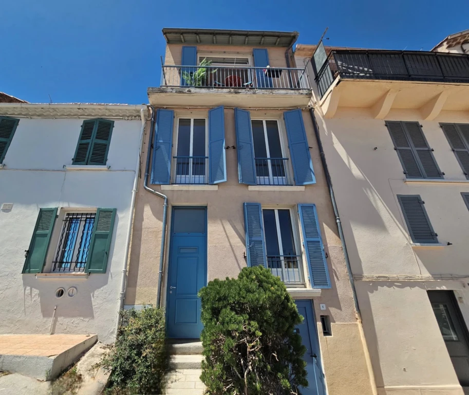 Façade de maison de village au cœur du centre historique de Hyères