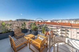 Terrasse panoramique avecvue imprenable sur la ville.