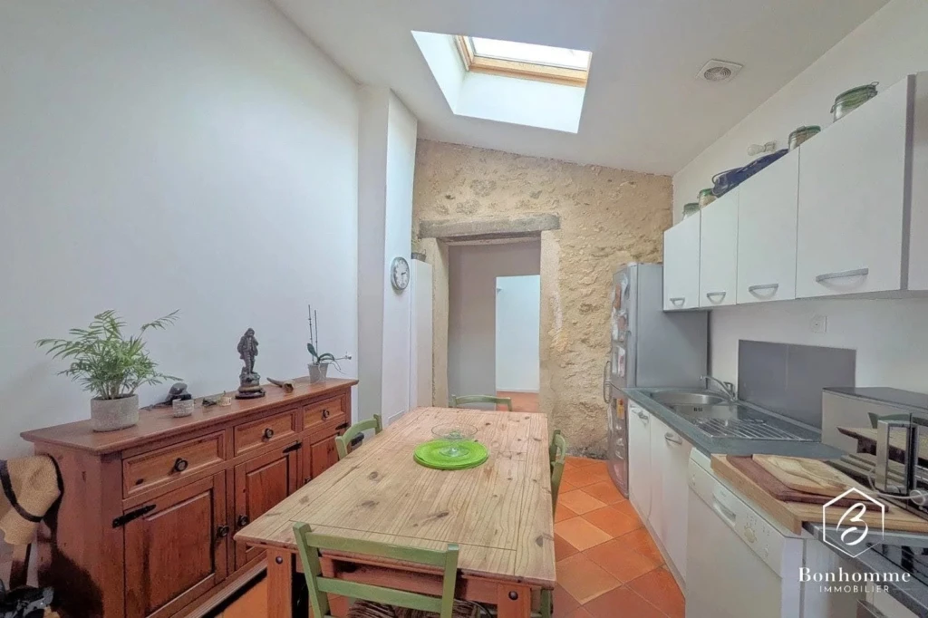 Cuisine lumineuse avec un toit en skylight et des éléments de style ancien.