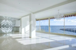 Appartement de luxe avec vue mer panoramique, grand séjour lumineux et élégant
