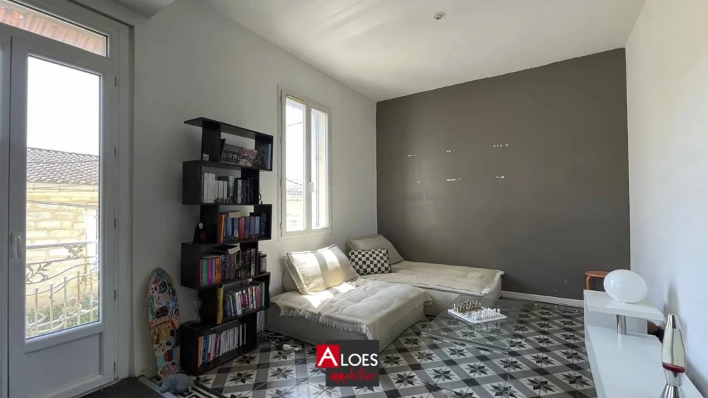 Maison Aigues-Mortes avec appartement et local garage