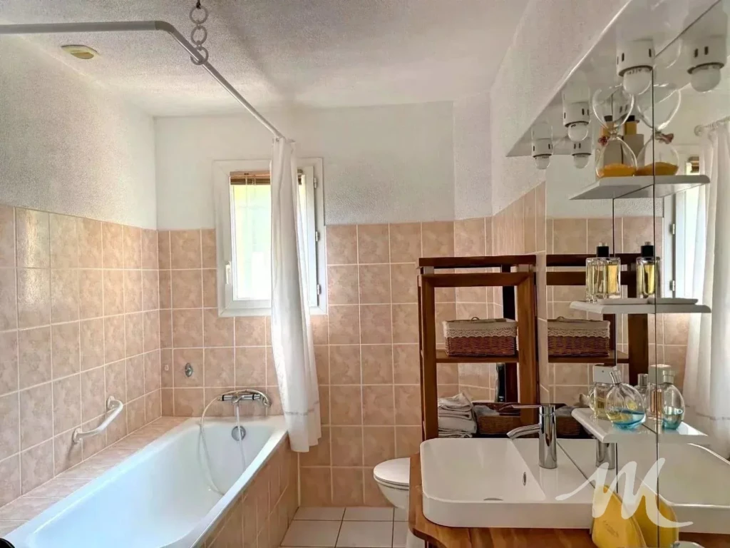 Salle de bains avec baignoire, villa Montmeyan