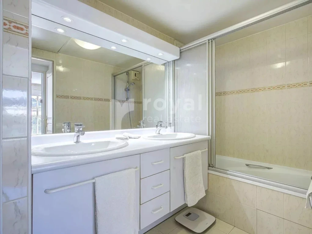 Salle de bain contemporaine et raffinée – Appartement Mougins luxe