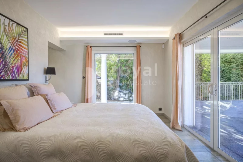 Chambre de maître élégante dans villa de luxe Royal Mougins Golf