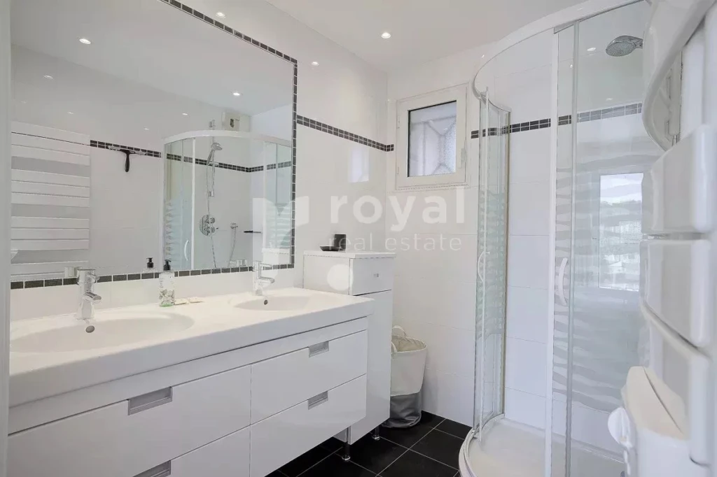Salle de bain de l’appartement avec terrasse – Royal Mougins Golf