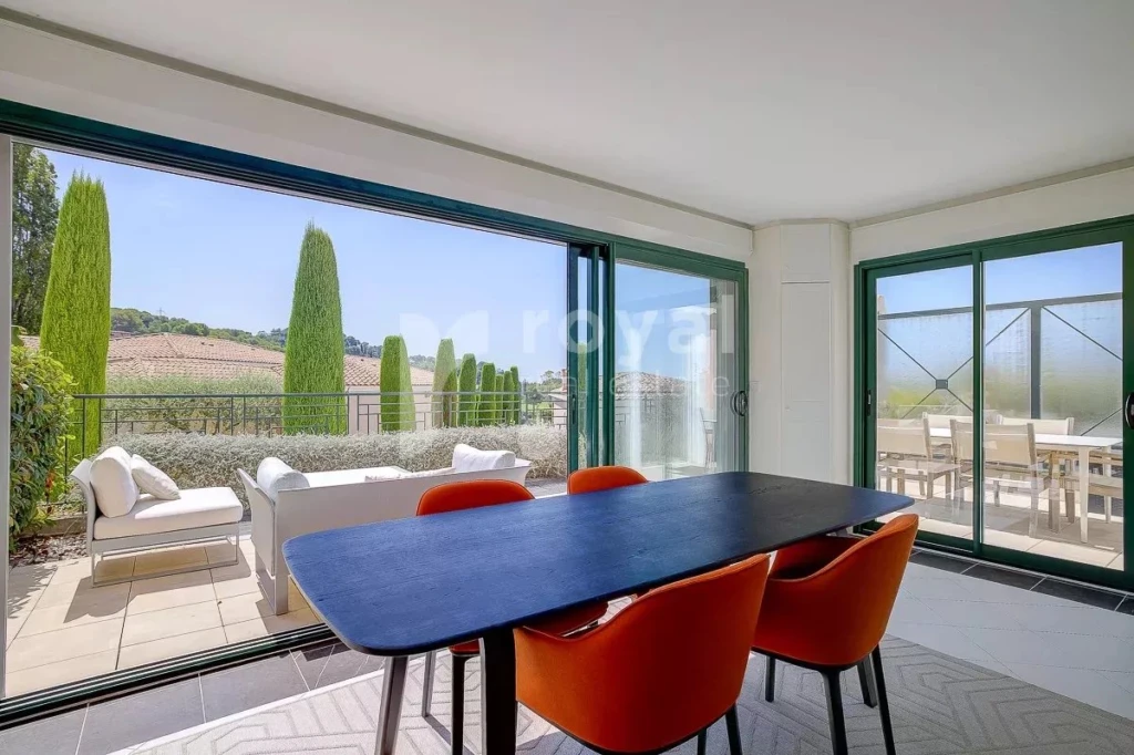 Appartement avec terrasse – Royal Mougins Golf, espace salle à manger