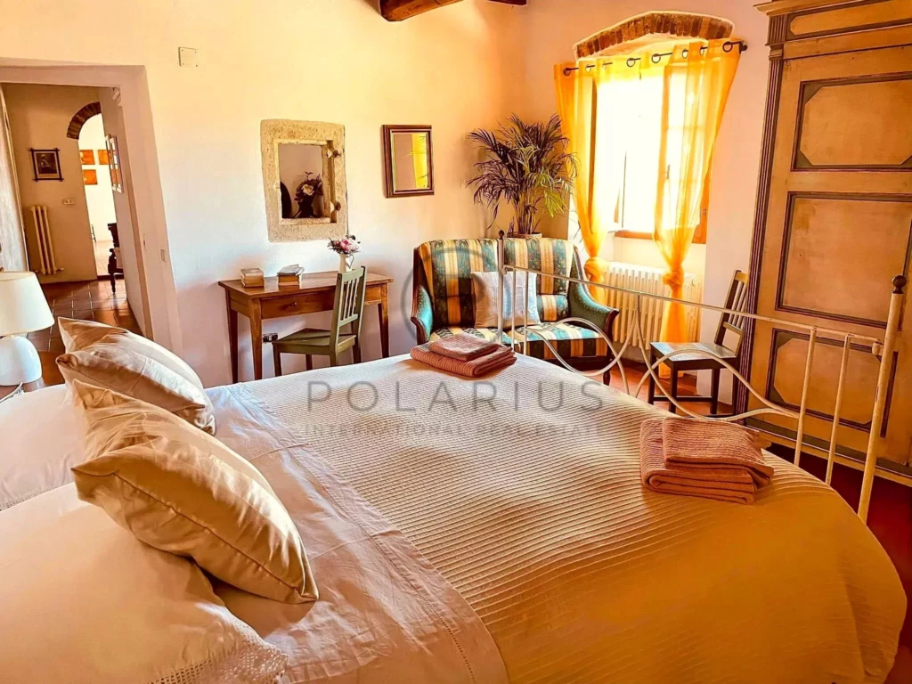 Charmant appartement lumineux avec une décoration chaleureuse et un mobilier traditionnel.