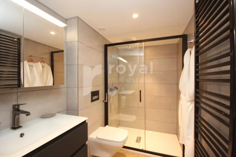 Salle d'eau lumineuse avec douche moderne dans une villa de prestige