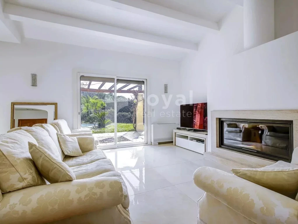 Séjour avec cheminée et hauts plafonds - villa à vendre à Mougins