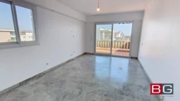 Appartement lumineux avec terrasse à louer.