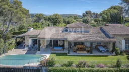 Façade élégante de villa de prestige avec piscine à Biot