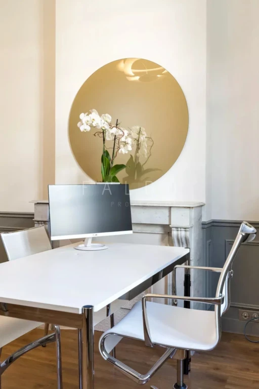 Bureau avec chaise et miroir