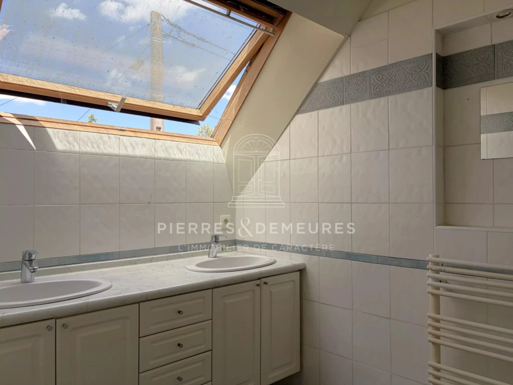 MAISON DE CARACTÈRE A VENDRE A LA CHAPELLE-SAINT-URSIN - MAISON DE VILLE AVEC JARDIN - MAISON FAMILIALE - PARQUETS - CHEMINÉES - GARAGE - CAVE