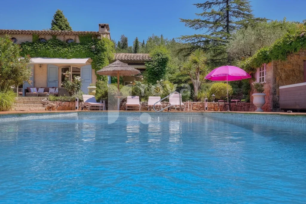 Piscine privée entourée de verdure dans une propriété de prestige à Châteauneuf-GrasseGrasse