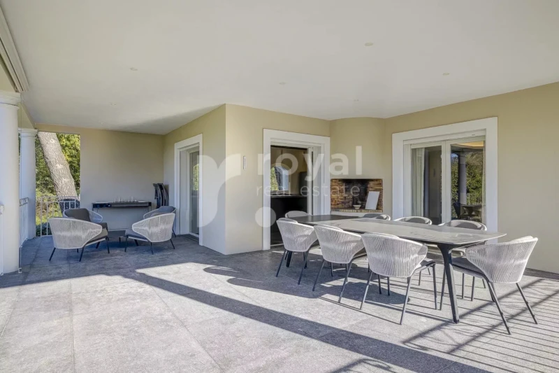 Terrasse élégante idéale pour recevoir dans une villa prestigieuse