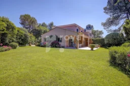 Grand jardin ensoleillé dans villa contemporaine moderne