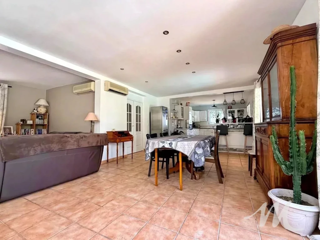 Dégagement avec meuble bois, villa Montmeyan