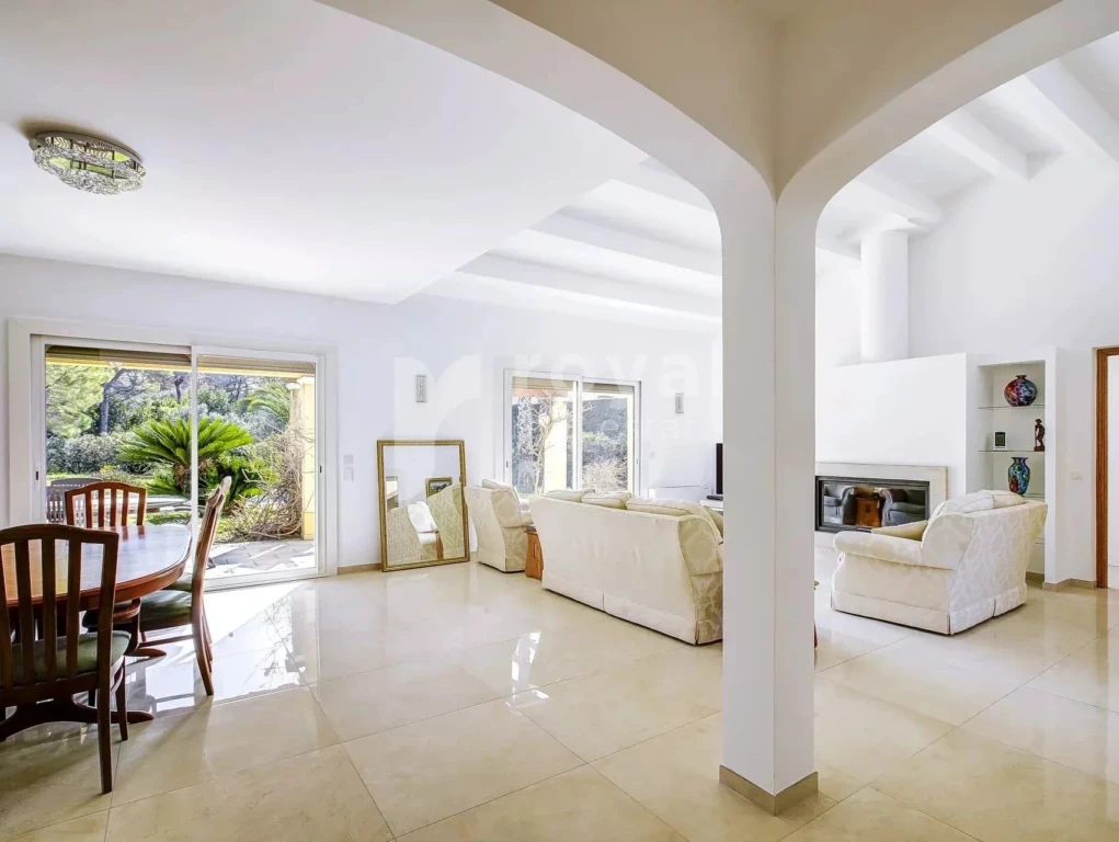 Grand salon contemporain dans une villa avec jardin et piscine