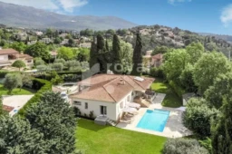 Vue aérienne d’une villa de plain-pied à Cabris dans un environnement verdoyant