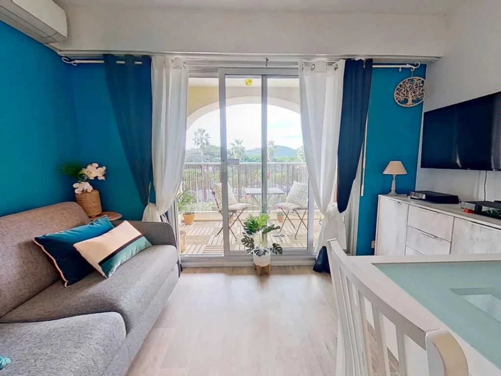 Salon moderne ouvrant sur loggia ensoleillée, studio sans vis-à-vis à Hyères.